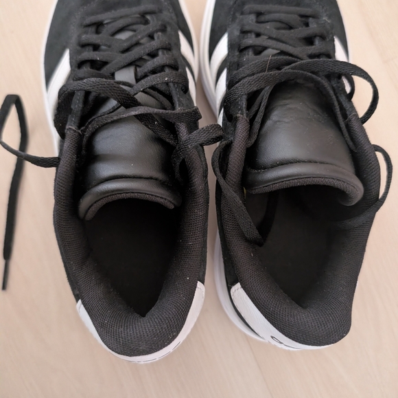 Adidas Kids 5 1/2 Worn 2x - Picture 3 of 9